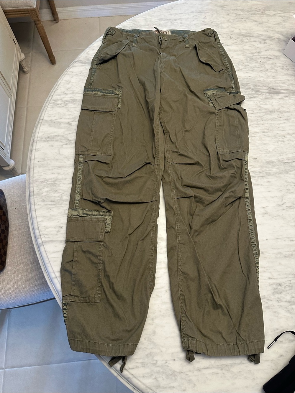 Abercrombie & Fitch Olive Cargo Satin Trim Pants Size 30/10 - Picture 10 of 11